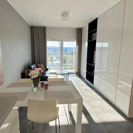 Sunny Nest - Albatross Towers 14th Floor *